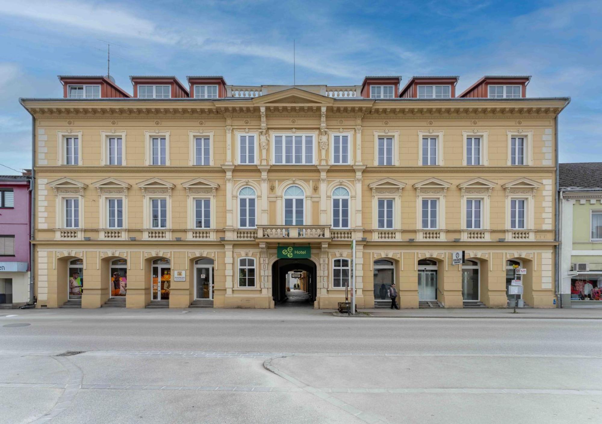 Eee Hotel Perg Esterno foto